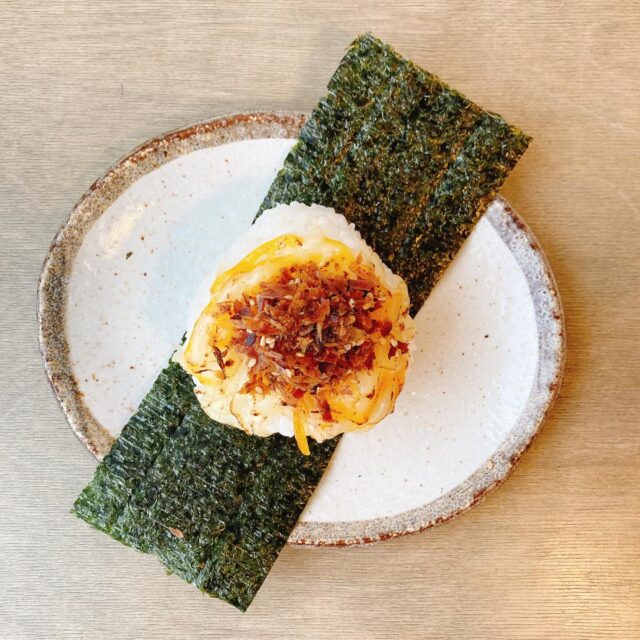 .
新🍙気まぐれおにぎり登場！

炙りちーずおかかおにぎり
380円

香ばしく炙ったチーズと自家製おかかで旨味たっぷり仕上げたおにぎりです🤤

🥄イートイン、テイクアウトOK

ご来店、心よりお待ちしております。

#TONTON #cafetontonsapporo #カフェトントン札幌 #札幌カフェ #sapporocafe #豚カフェ #豚 #おにぎり #角煮 #コーヒー #プリン #onigiri #lunchi #kakuni #coffee #dgelato #dジェラート #厚別 #atsubetsu #札幌 #sapporo #北海道 #hokkaido