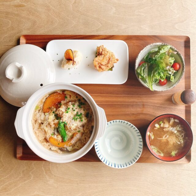 .
1/13(火)スタート！

平日限定　冬ランチ
🦐
1,580円（税込）
えびとたらこを特製お出汁の卵餡でとじ、カリカリジューシーの玄米おこげにかけました。

おしながき🥢
1. えびとたらこのあんかけごはん
2. おかず２種
3. 野菜チップスのグリーンサラダ
4. 道産豚のトン汁

※数量限定＆平日限定のランチです
※本メニューはグルテンフリー
※ドリンクは別料金

ご来店、お待ちしております。

#TONTON #cafetontonsapporo #カフェトントン札幌 #札幌カフェ #sapporocafe #豚カフェ #豚 #おにぎり #角煮 #コーヒー #プリン #onigiri #lunchi #kakuni #coffee #dgelato #dジェラート #厚別 #atsubetsu #札幌 #sapporo #北海道 #hokkaido