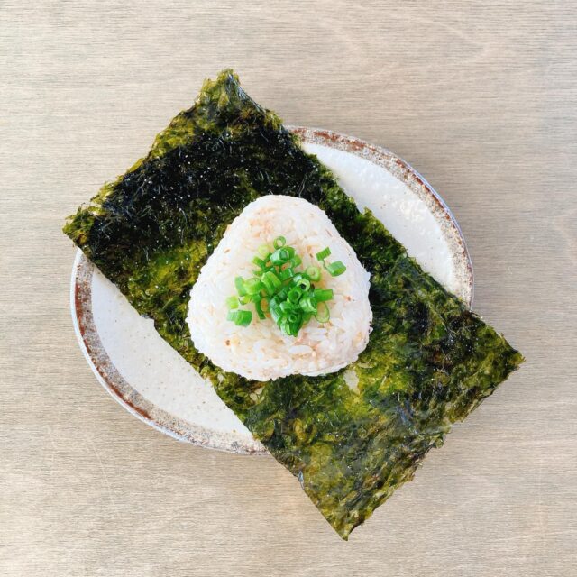 .
新🍙気まぐれおにぎり登場!
韓国風ツナマヨおにぎり
380円
大人から子供まで人気のツナマヨを韓国風にアレンジしました。
おかかとチーズでコクと旨味をUP!
韓国海苔のごま油の香りがやみつきになります😋
ホントにちょーっとですが、ピリ辛です。
🥄イートイン、テイクアウトOK
ご来店、心よりお待ちしております。
#TONTON #cafetontonsapporo #カフェトントン札幌 #札幌カフェ #sapporocafe 豚カフェ 豚 おにぎり 角煮 コーヒー プリン onigiri lunchi kakuni coffee dgelato dジェラート 厚別 atsubetsu 札幌 sapporo 北海道 hokkaido