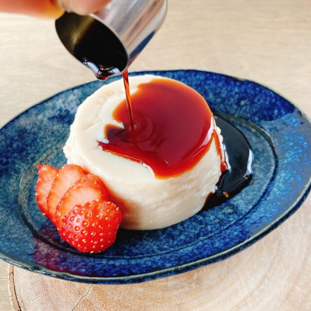 .
【新プリンのお知らせ】
プレミアムトントンプリン
500円(税込)
平飼い卵とてんさい糖、ノンホモゲナイズドの牛乳で作ったお腹と身体にやさしいプリンです🍮
材料は全て北海道産です。保存料を使っていませんので、テイクアウトの場合はお早めのお召し上がりをお願いしております☺️
📍テイクアウトOK
📍グルテンフリー
📍数量限定
#TONTON #札幌カフェ #厚別 #豚カフェ #グルテンフリー