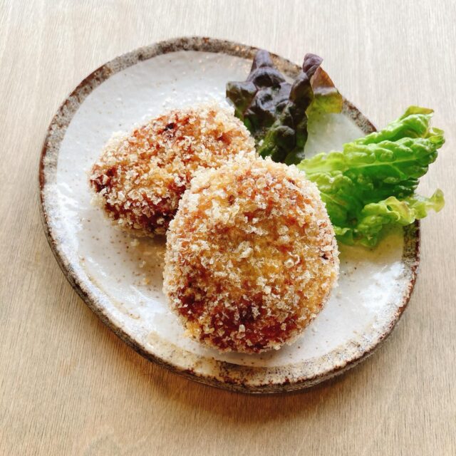 .
【新メニューのお知らせ】
むちゃうまコロッケ
1個 320円(税込)
※写真は2個お皿に乗せています
国産米粉と道産合挽肉、ほっこり甘いじゃがいものとうやで作ったコロッケです。ソースなしで召し上がっていただけるような味付けに仕上げました🥔
無(む)添加で茶(ちゃ)色くて美味(うま)いコロッケです。是非ご賞味ください☺️
📍テイクアウトOK
📍グルテンフリー
📍無添加、国産食材100%
📍数量限定
#TONTON #札幌カフェ #厚別 #豚カフェ #グルテンフリー