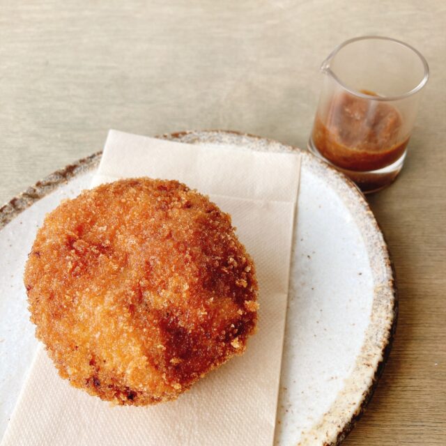 .
【新メニューのお知らせ】
ちーず入りメンチカツ
👉1個 360円👈
⚠️値段とサイズを変更しました
1個 400円(税込)
道産合挽肉をめいっぱい使った手作りメンチカツ。中にはとろ~りチーズとあふれる肉汁を閉じ込めております。自家製の玉ねぎソースをお好みでつけながらお召し上がりくださいませ🧅
ぜひ、ご賞味くださいませ☺️
📍テイクアウトOK
📍グルテンフリー
📍数量限定
#TONTON #札幌カフェ #厚別 #豚カフェ #グルテンフリー