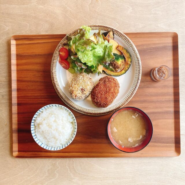 .
4/6(月)スタート!
平日限定 コロッケ・メンチカツランチ
🥔
1,520円(税込)
手作り揚げ物が一度に楽しめる平日限定ランチです😊
コロッケは国産素材100%で無添加に仕上げました。
ソースがなくても美味しく召し上がれます。
チーズたっぷりのメンチカツは特製玉ねぎソースをかけてアツアツのうちにどうぞ!
おしながき🥢
1. むちゃうまコロッケ、ちーず入りメンチカツ
2. 野菜チップスと自家製ドレッシングのグリーンサラダ
3. ごはん
4. 道産豚のトン汁
※数量限定
※平日限定
※グルテンフリー
※卵使用
※ドリンク、デザートは別料金
ご来店、お待ちしております。
#TONTON #札幌 #厚別 #平日限定 #グルテンフリー