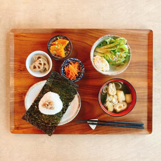 .
期間限定メニューのお知らせ

おなかにやさしいおにぎりセット

年末年始で頑張った胃腸にも優しい おにぎりセットです
☝️1/8〜10の3日間
🍙🍙🍙
おにぎりの値段＋600円（税込）

1. お好きなおにぎり
2. 豆腐とわかめのお味噌汁
3. 野菜のミニおかず３種 （れんこんきんぴら、かぼちゃを煮たの、人参ラペサラダ）
4. ポテトサラダつきグリーンサラダ

※アレルギーがご心配の方はスタッフまでご相談ください ※お味噌汁をトン汁に変更できます　＋100円

※数量限定のセットです
※グルテンフリー
※揚げ物不使用
※ドリンクは付いておりません

ご来店、お待ちしております。

#TONTON #cafetontonsapporo #カフェトントン札幌 #札幌カフェ #sapporocafe #豚カフェ #豚 #おにぎり #角煮 #コーヒー #プリン #onigiri #lunchi #kakuni #coffee #dgelato #dジェラート #厚別 #atsubetsu #札幌 #sapporo #北海道 #hokkaido